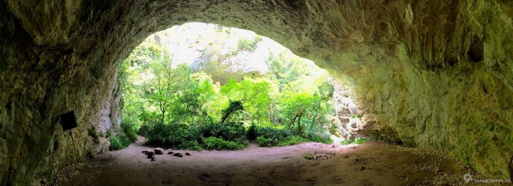 Grotte à proximité du sentier