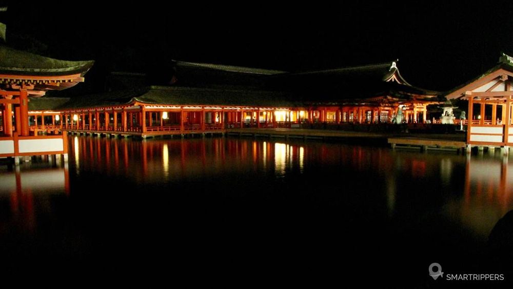 Le sanctuaire éclairé de nuit