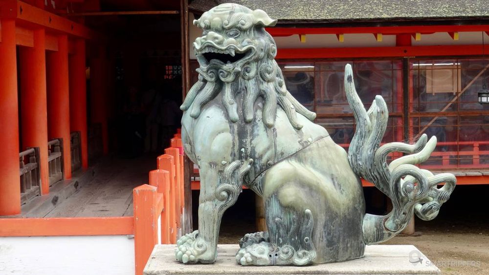 Gros plan sur un komainu, gardien protecteur du mauvais sort