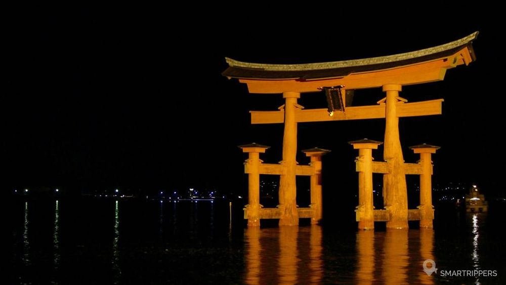 Vue de nuit sur le torii éclairé