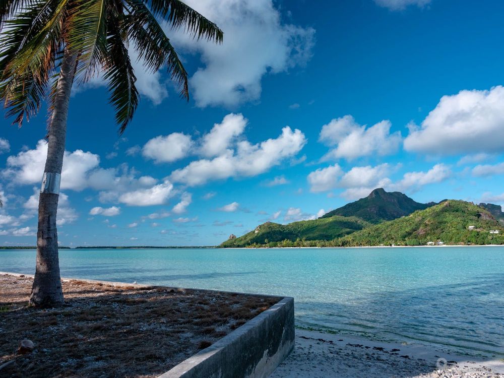 View of the beach of motu Auira.