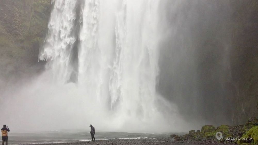 La puissance de la chute soulève de nombreuses projections d'eau