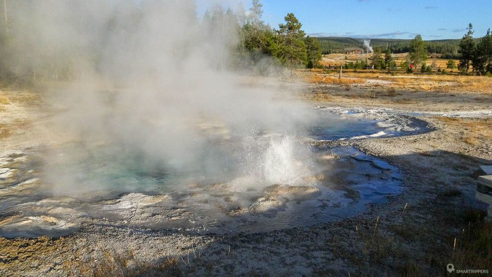Spasmodic Geyser où une bouche secondaire est en éruption.