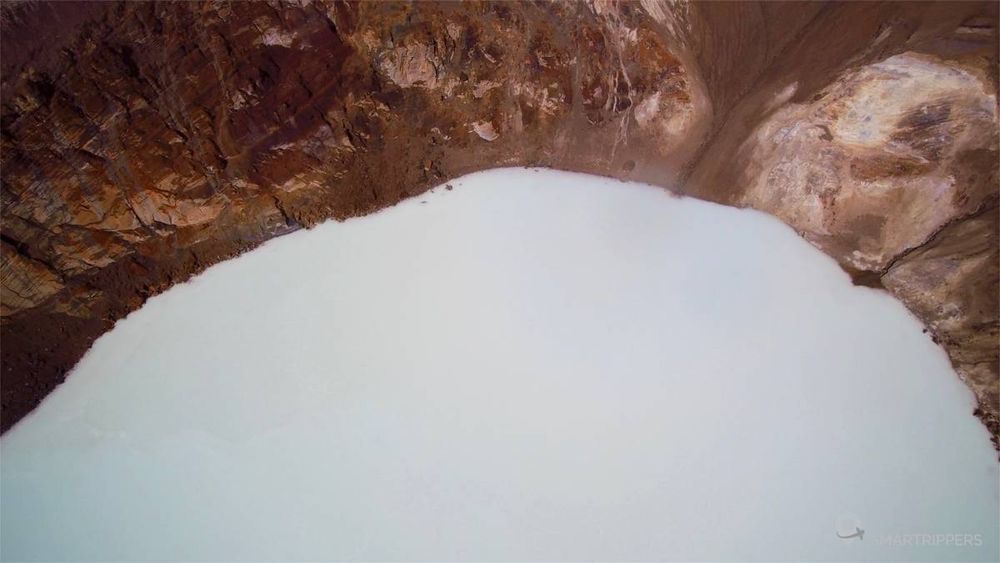 Les eaux laiteuses et chaudes du cratère Víti